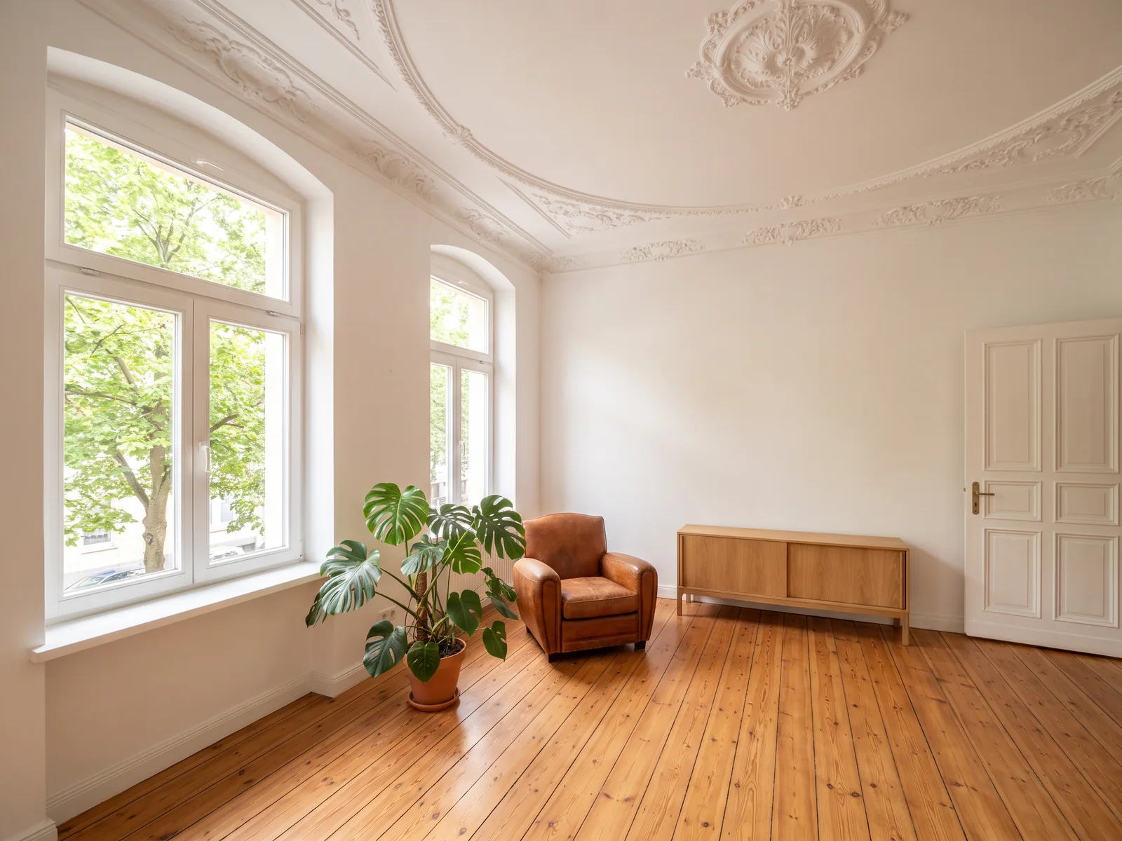 Altbauzimmer mit Stuck, Dielen und hohen Fenstern, illustratives Motiv